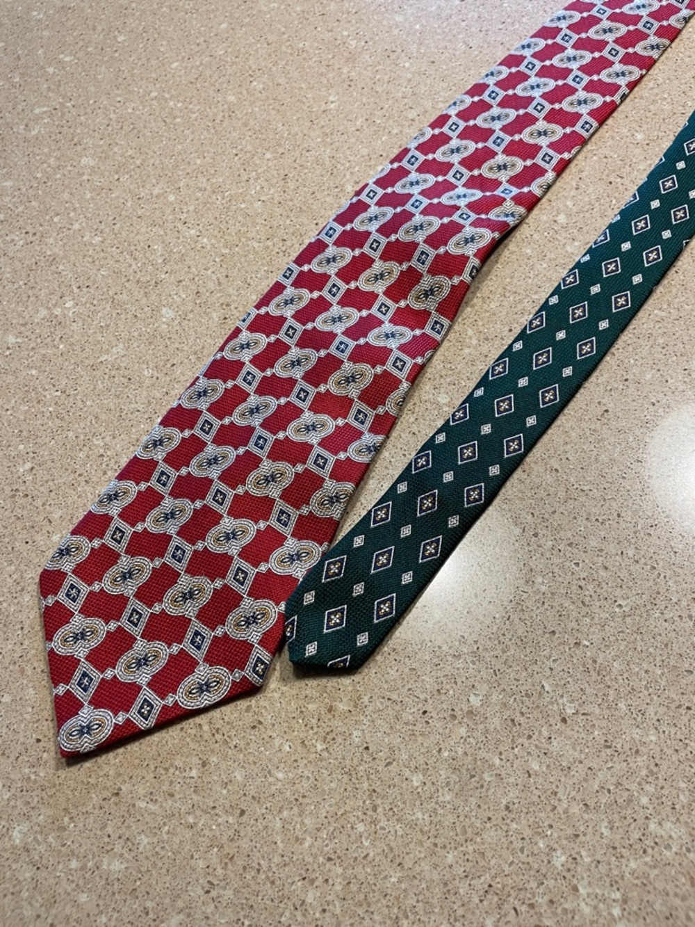 Tommy Hilfiger Red and Green Patterned Men's Tie